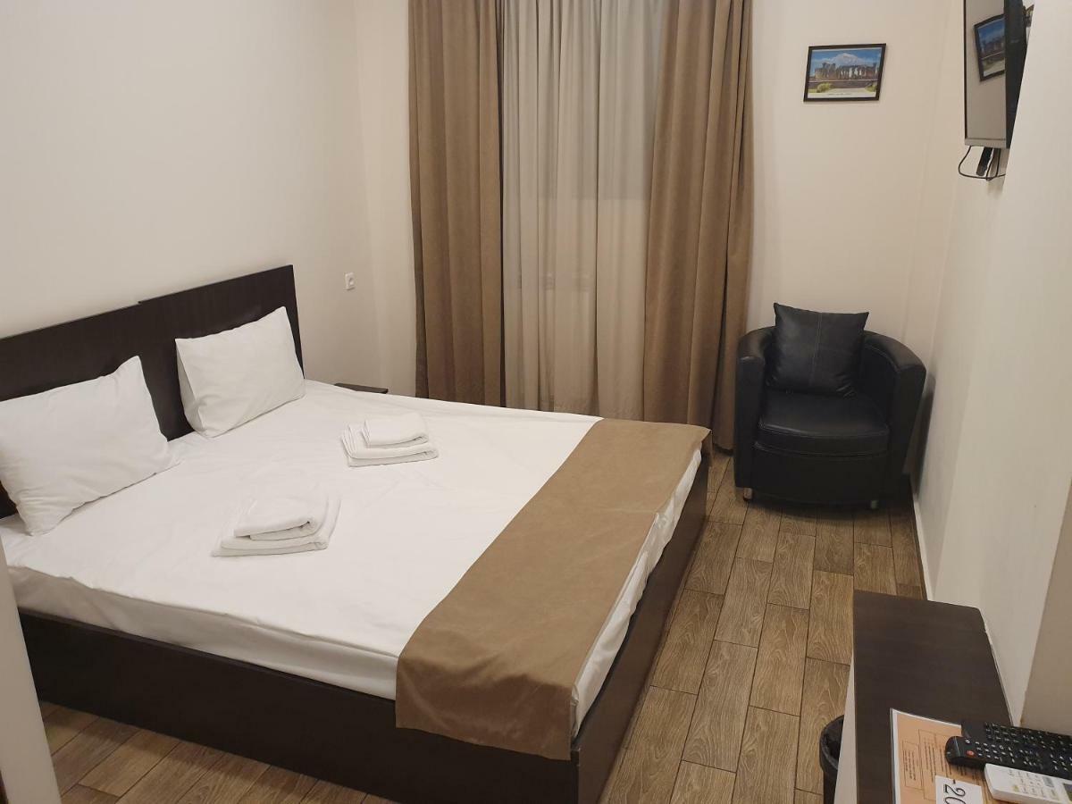 5 Rooms Mini-Hotel & Tours Yerevan Exterior photo